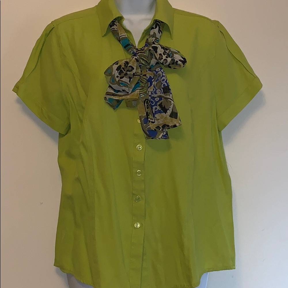 Button up size medium - Picture 2 of 6